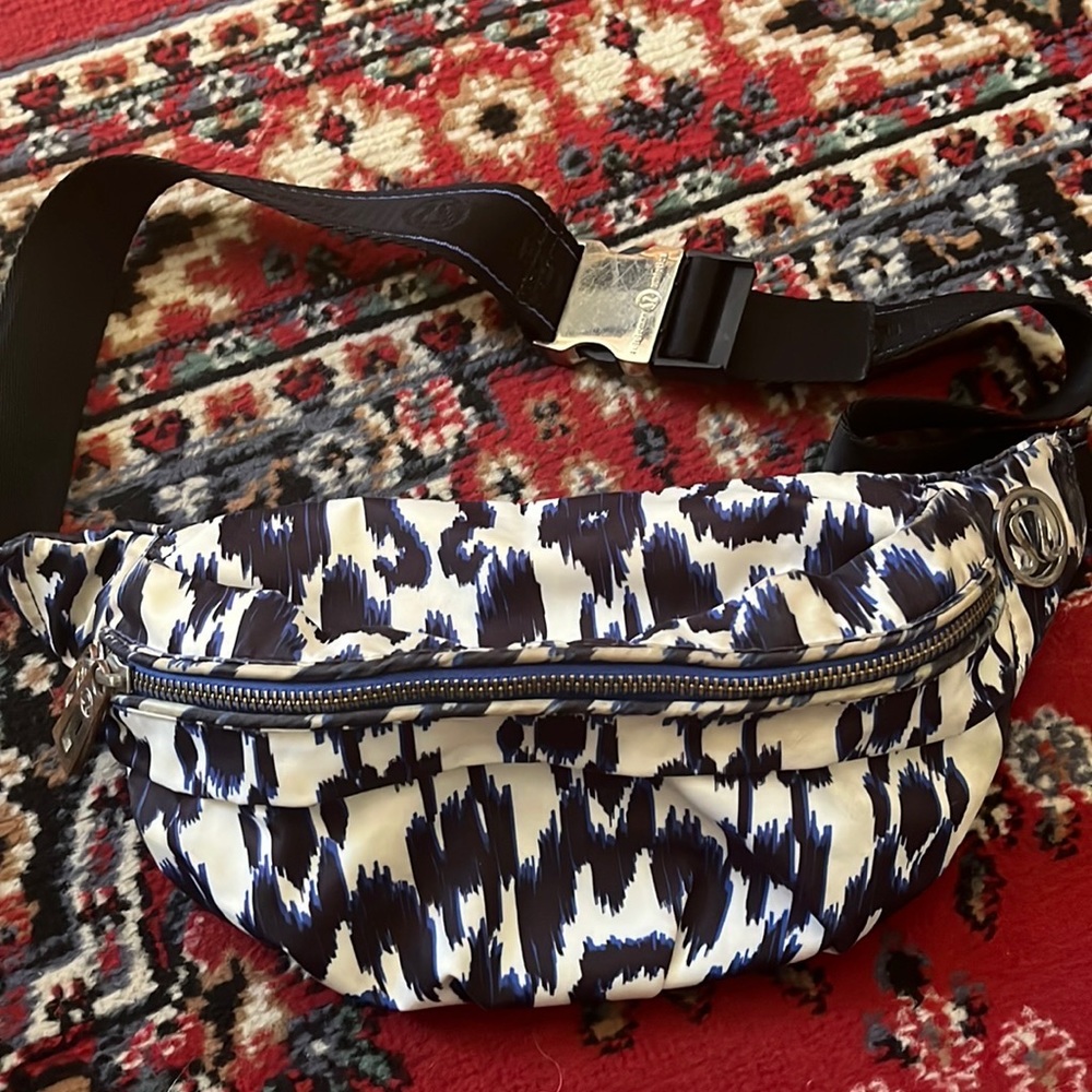 Lululemon Athletica belt bag